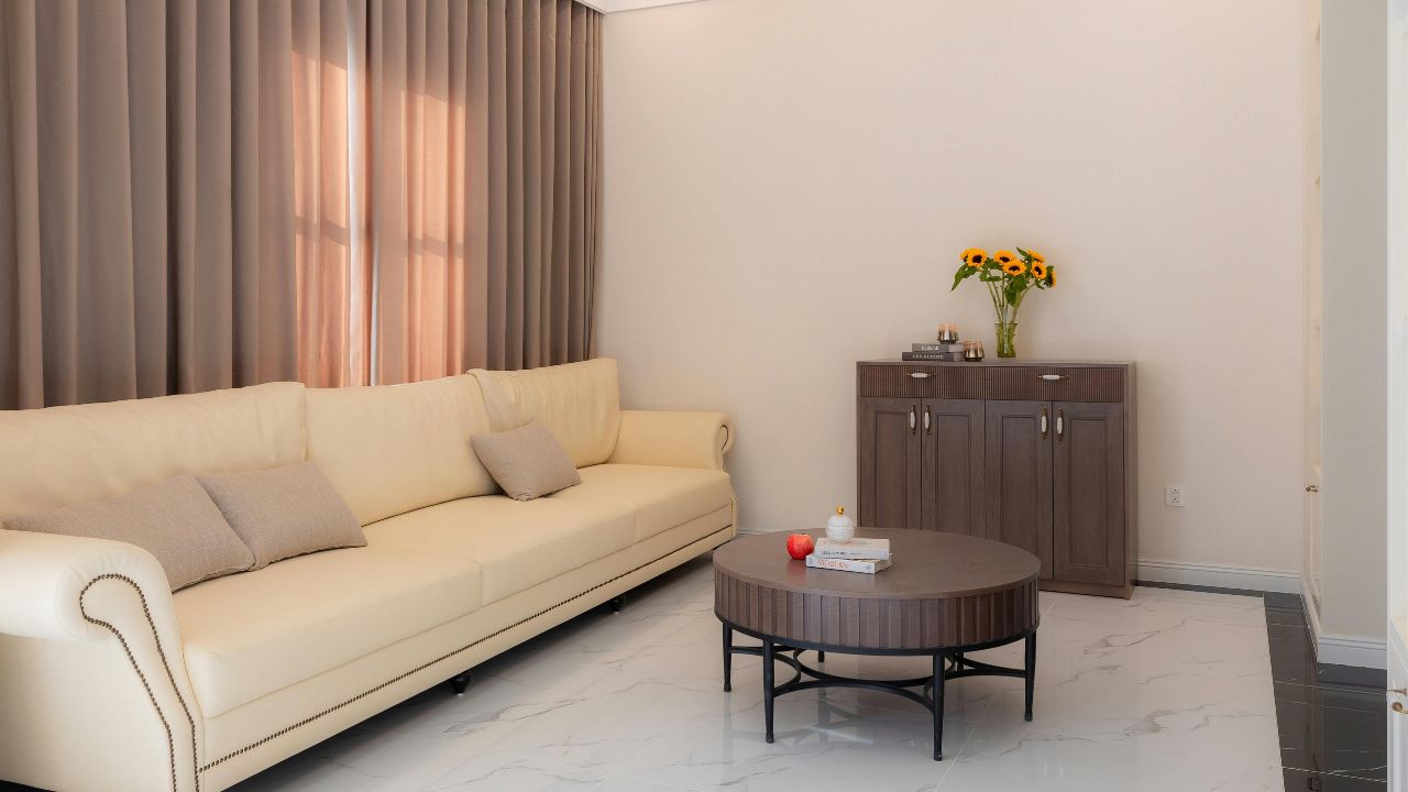 Inviting Living Room Retreat with Warm Tones